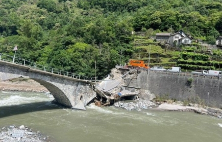 In several Swiss regions (Ticino, Graubünden and Valais), floods have caused severe devastation and even fatalities.